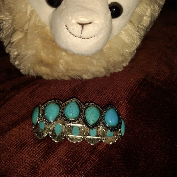 Jewelry - ⭐SOLD⭐Teardrop (faux) Turquiose bracelet√NWOT